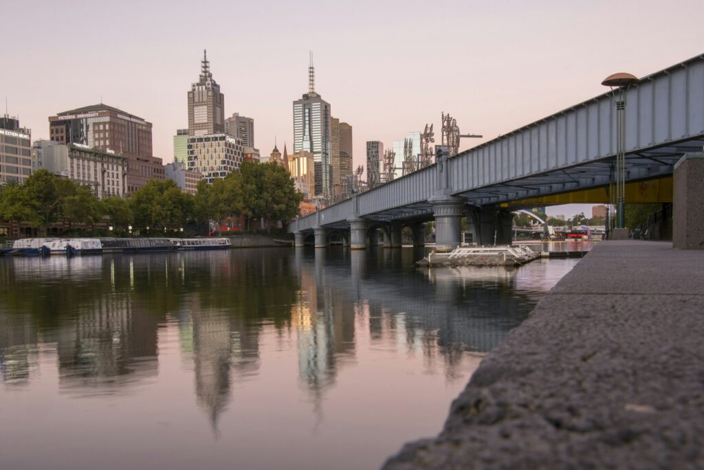 Reflejos de la puesta de sol de Melbourne en el río Yarra